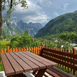 Bujtina Pllumi Bed & Breakfast Theth